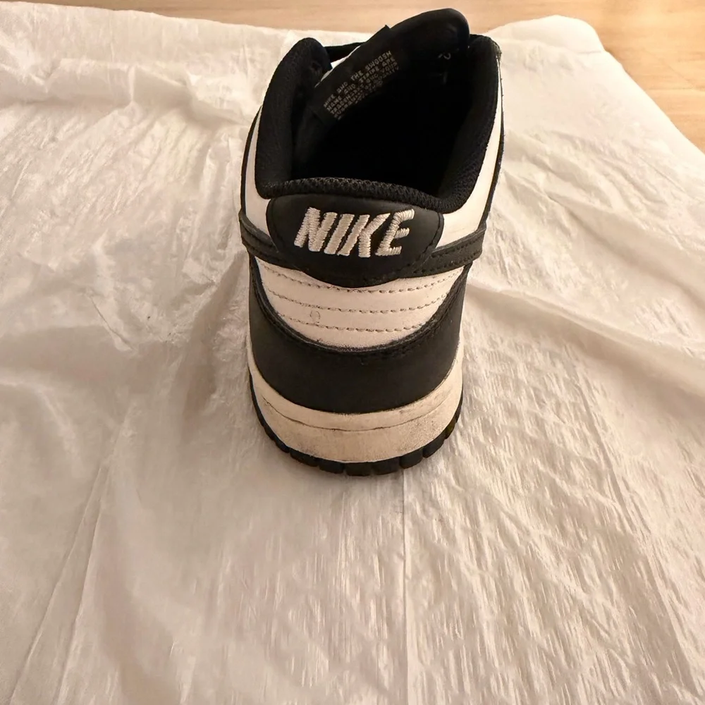 Nike Kids Black and White Low-Top Sneakers (Panda)
